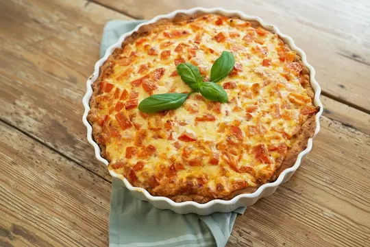 Hemlagad paj med basilika